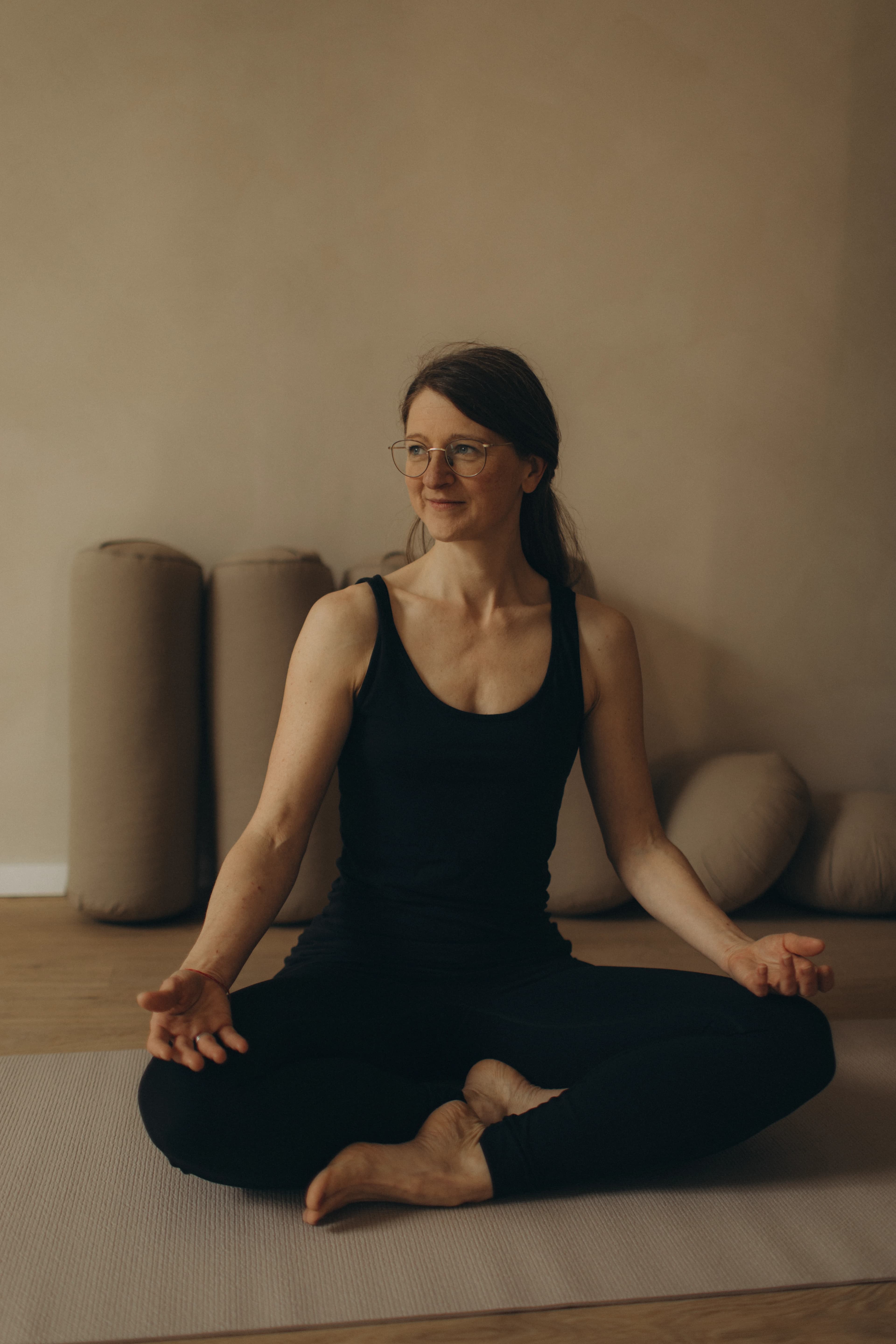 Katharina Findelkind in ruhiger Sitzhaltung waehrend einer Yoga-Praxis